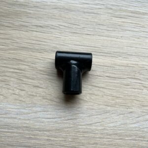 Pièce de jonction des arceaux de canopée de protection pour biporteur