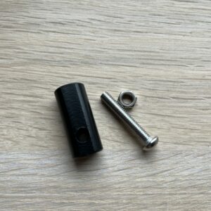 Fixation latérale de canopée de protection pour biporteur